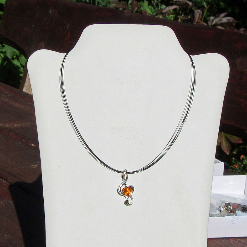 Feiner Silberanhänger mit Bernsteinen als Notenschlüssel