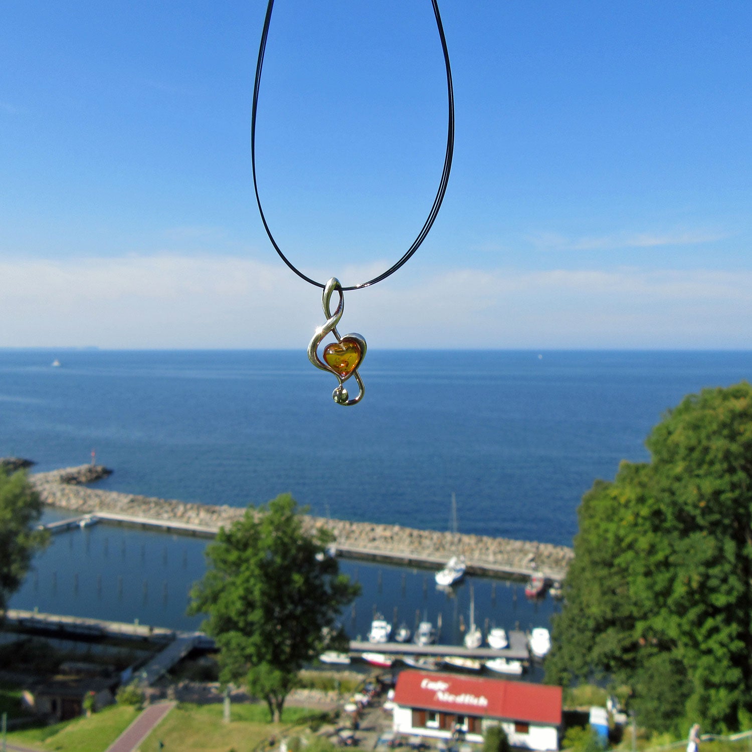 Feiner Silberanhänger mit Bernsteinen als Notenschlüssel