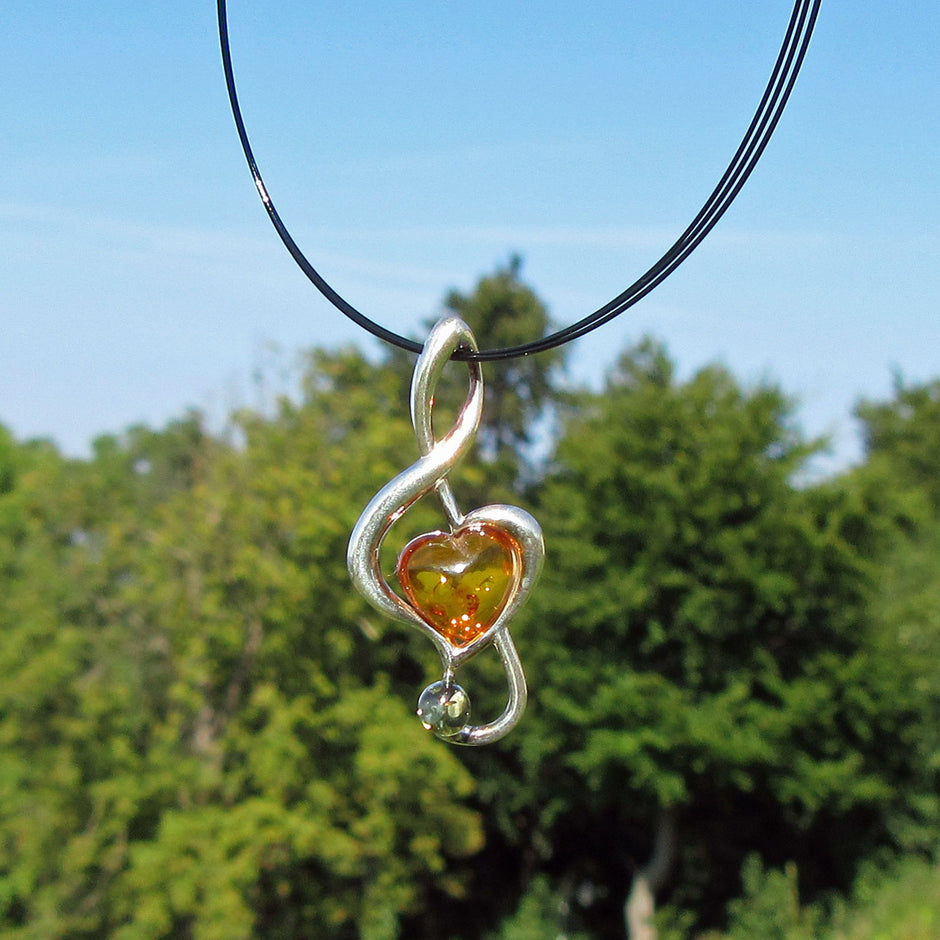 Feiner Silberanhänger mit Bernsteinen als Notenschlüssel