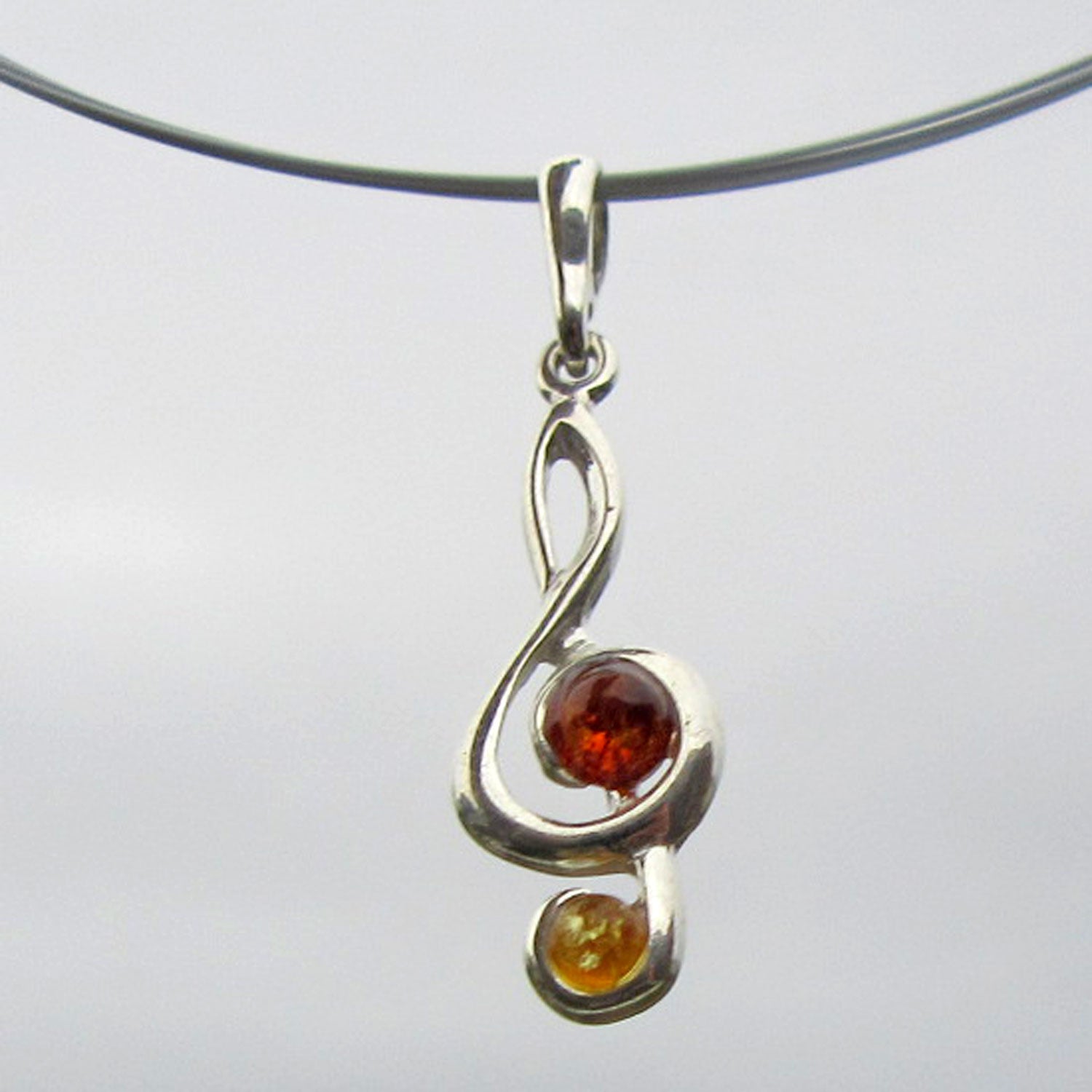 Feiner Silberanhänger mit Bernstein-Notenschlüssel