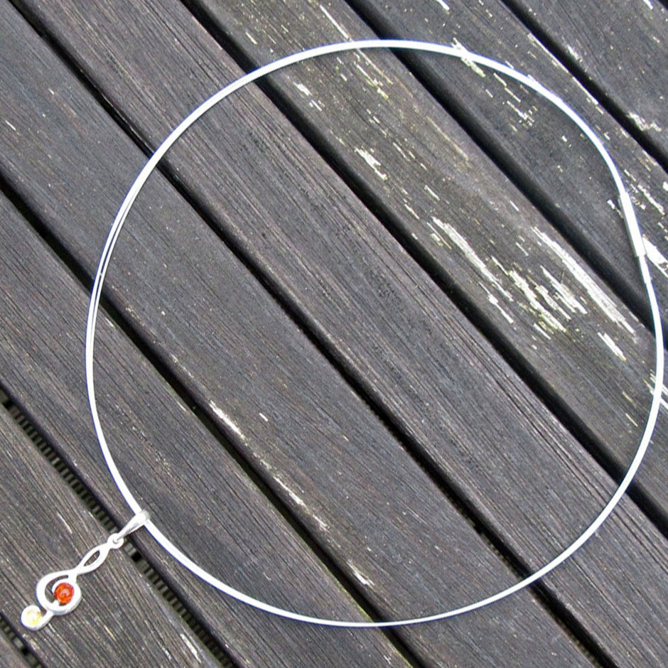 Feiner Silberanhänger mit Bernstein-Notenschlüssel