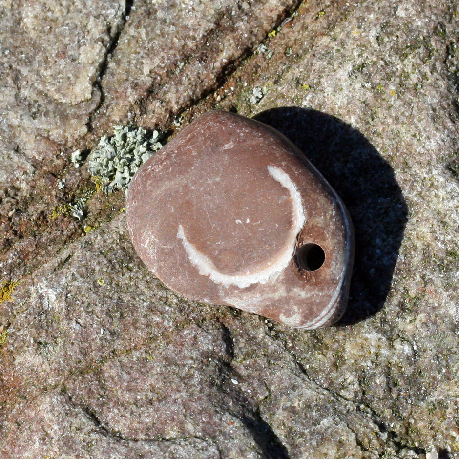 Anhänger aus rötlichem Orthoceras, anpoliert, Unikat