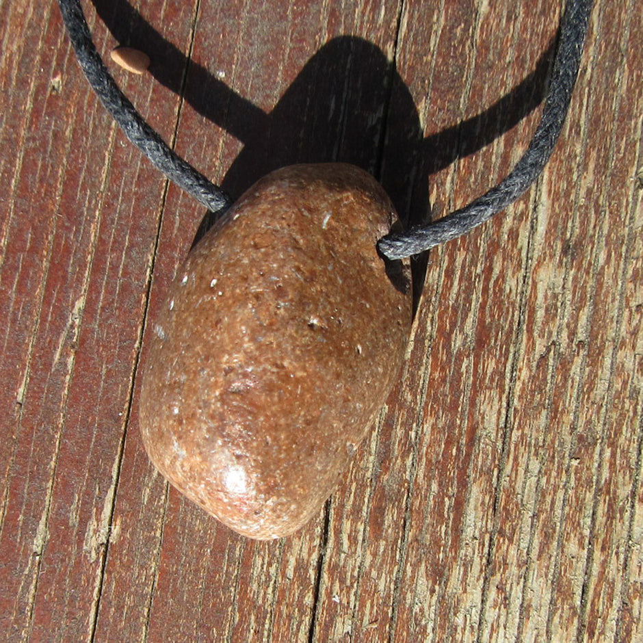 Rötlicher Orthoceras Geradhorn am Baumwollband, Unikat