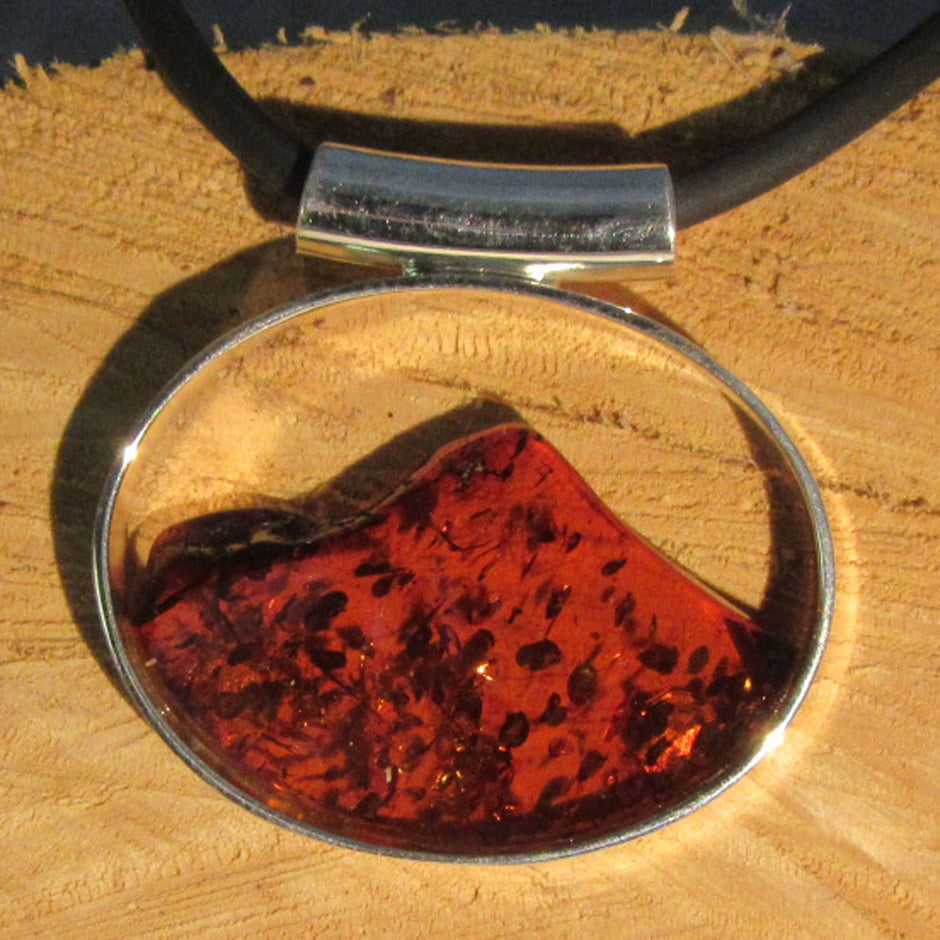 Ovaler Anhänger aus kognakfarbenem Bernstein und Silber