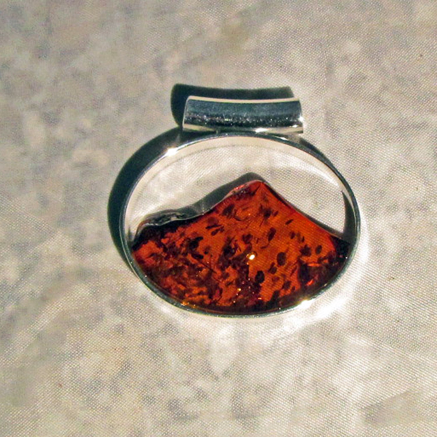 Ovaler Anhänger aus kognakfarbenem Bernstein und Silber