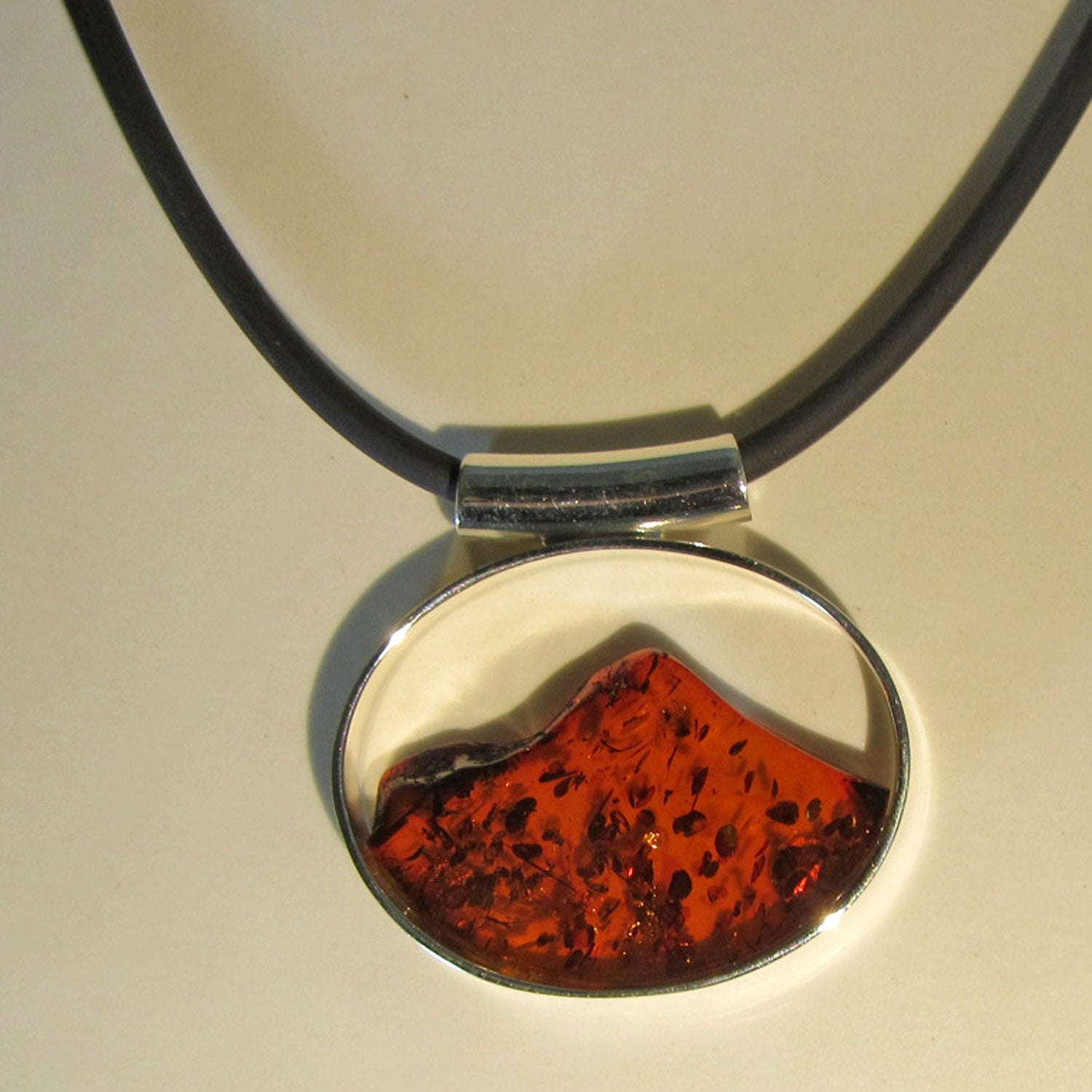 Ovaler Anhänger aus kognakfarbenem Bernstein und Silber