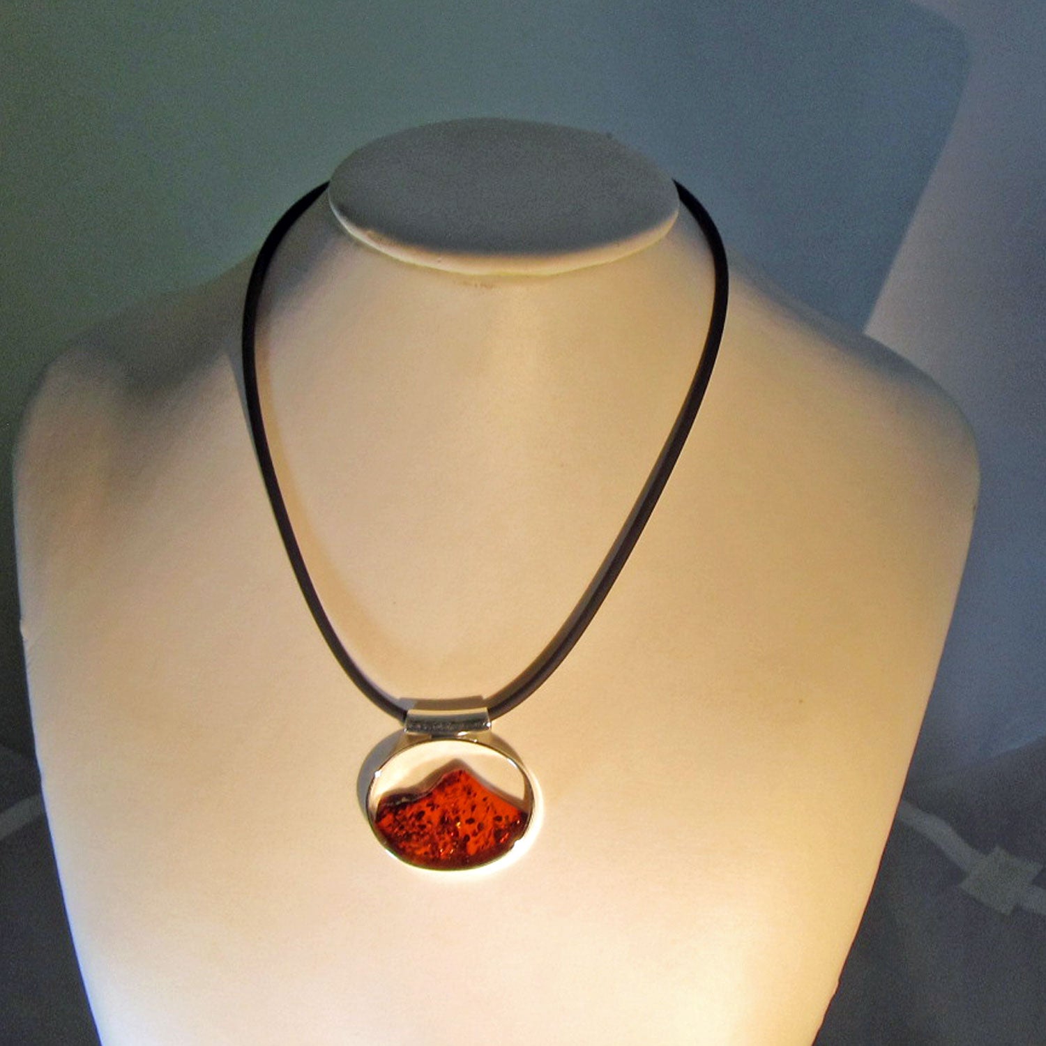 Ovaler Anhänger aus kognakfarbenem Bernstein und Silber