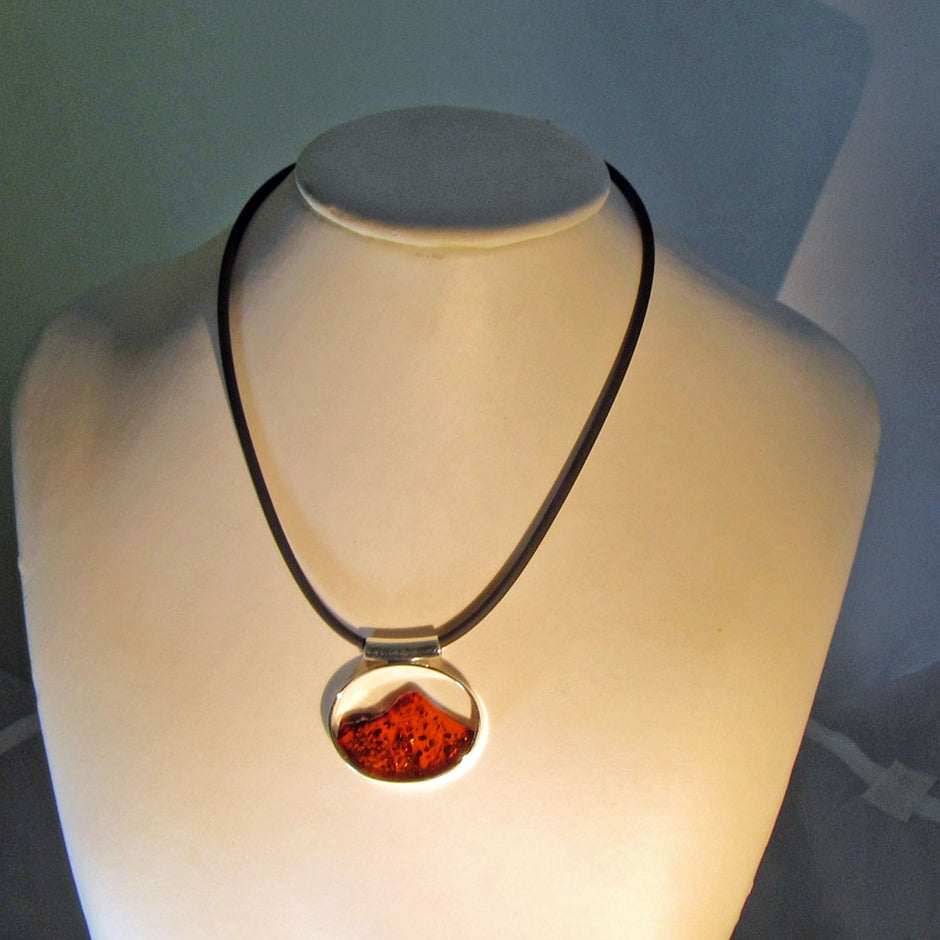 Ovaler Anhänger aus kognakfarbenem Bernstein und Silber