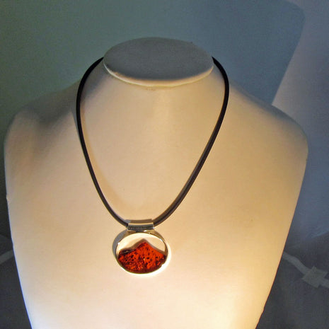 Ovaler Anhänger aus kognakfarbenem Bernstein und Silber