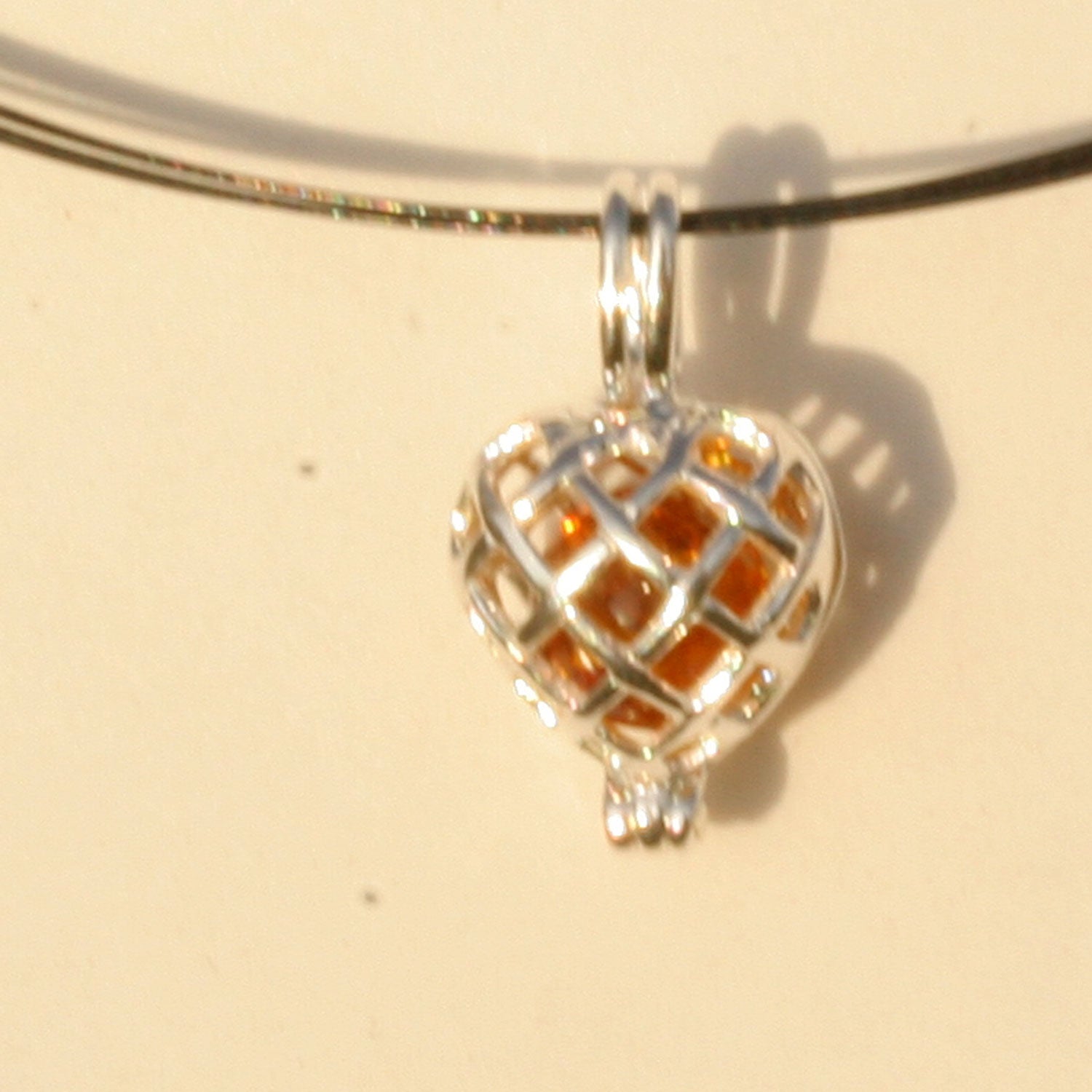 Aufklappbarer Herzanhänger mit Bernstein und Silber