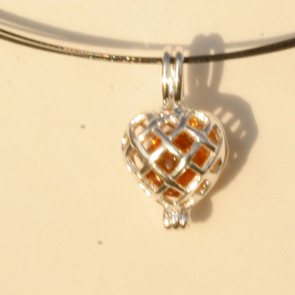 Aufklappbarer Herzanhänger mit Bernstein und Silber