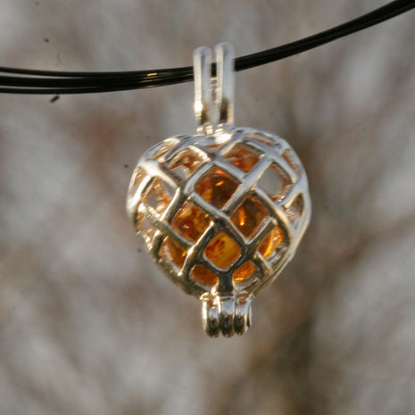 Aufklappbarer Herzanhänger mit Bernstein und Silber