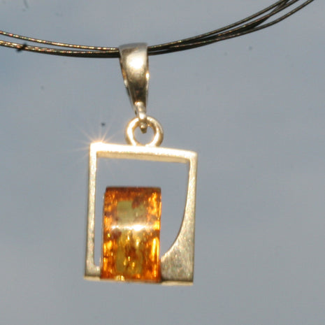 Rechteckiger Anhänger aus Bernstein und Silber