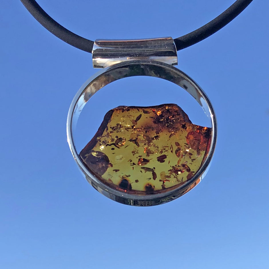 Runder Anhänger aus cognacfarbenem Bernstein und Silber