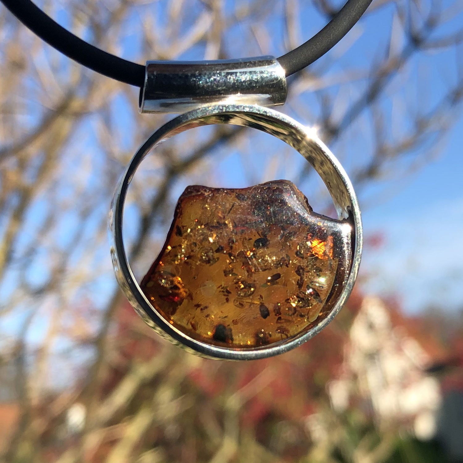 Runder Anhänger aus cognacfarbenem Bernstein und Silber