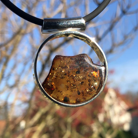 Runder Anhänger aus cognacfarbenem Bernstein und Silber