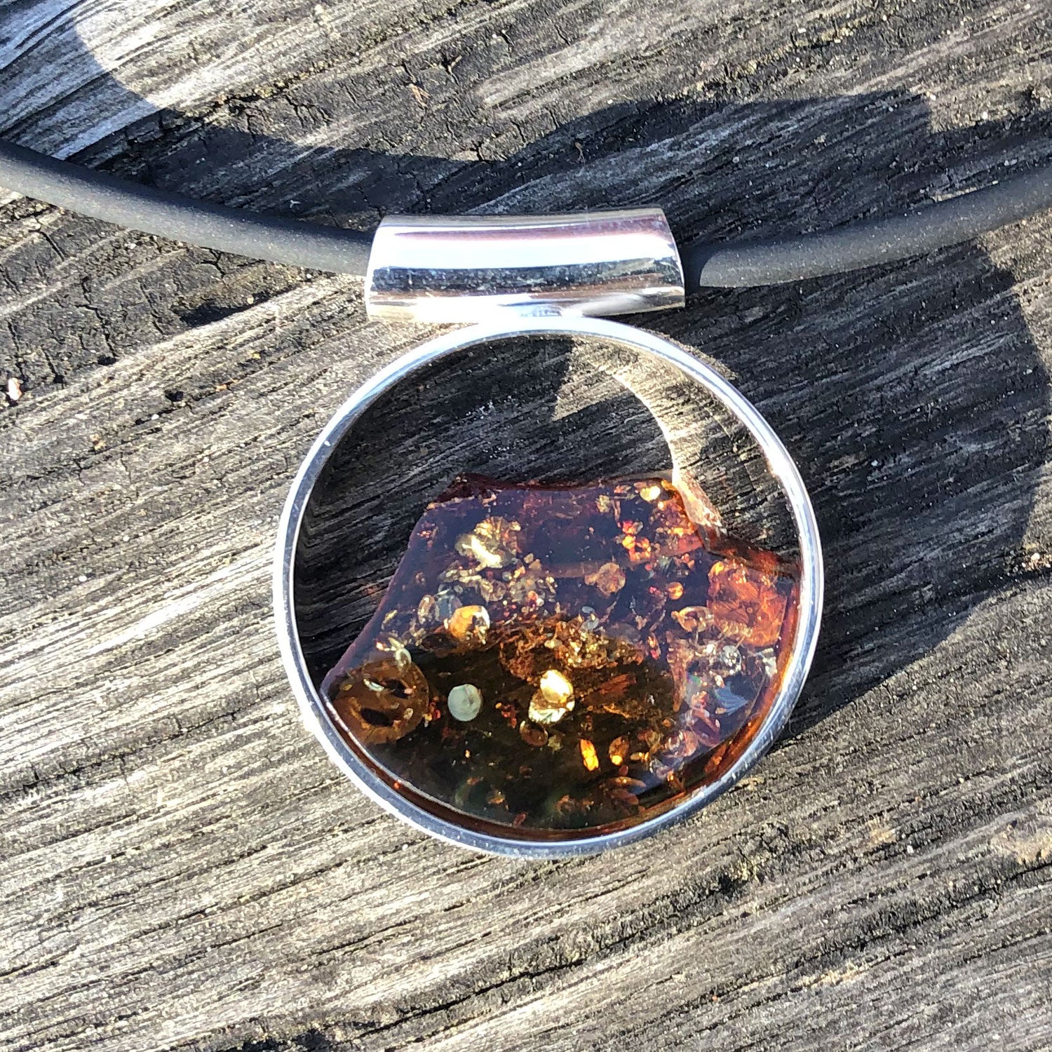 Runder Anhänger aus cognacfarbenem Bernstein und Silber