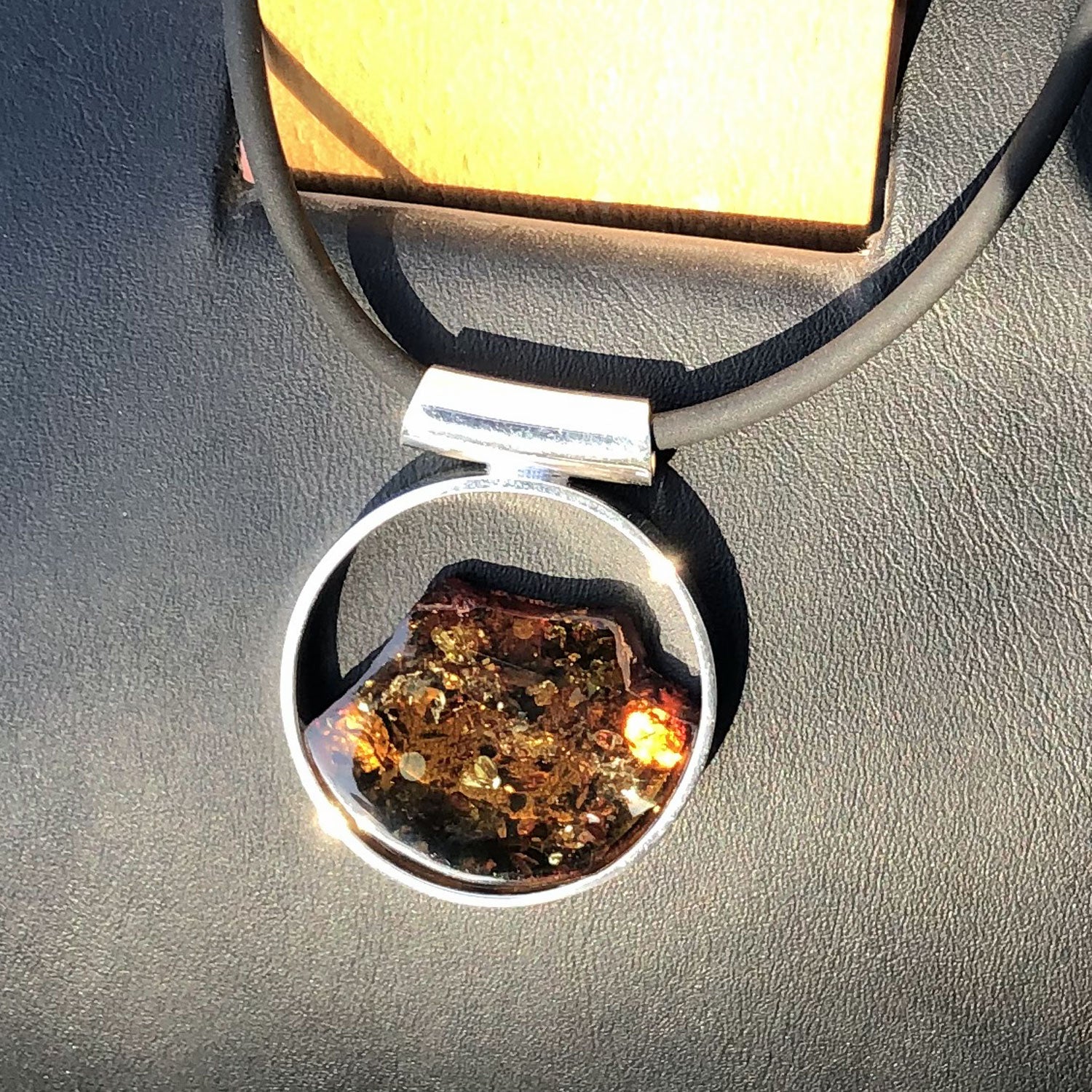 Runder Anhänger aus cognacfarbenem Bernstein und Silber