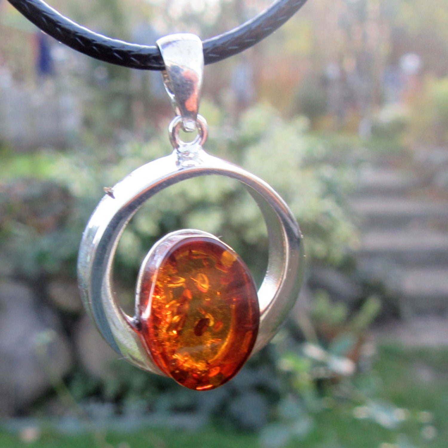 Bernstein Anhänger in Kognac und Grün, rund, Silber
