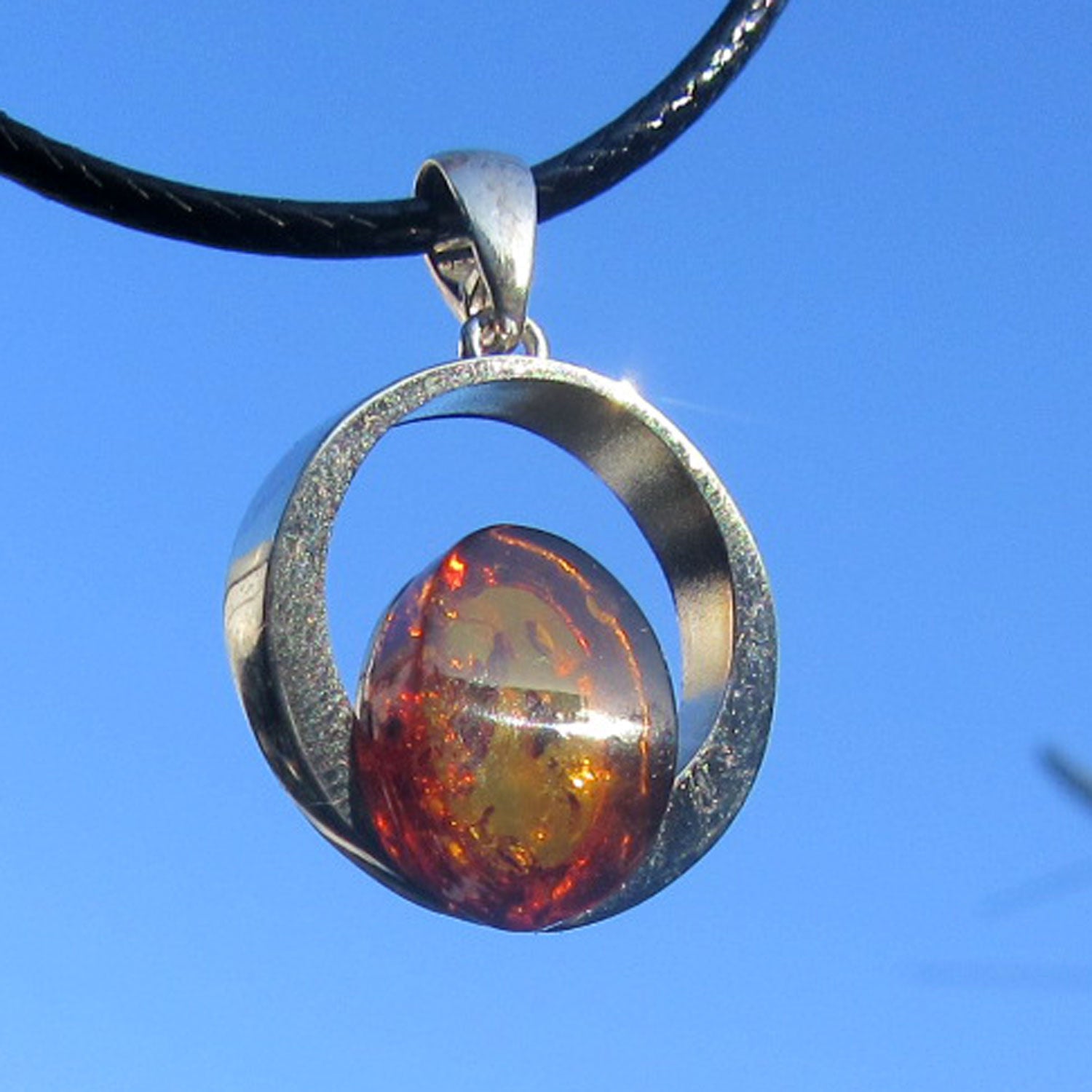 Bernstein Anhänger in Kognac und Grün, rund, Silber