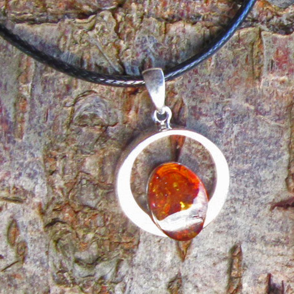 Bernstein Anhänger in Kognac und Grün, rund, Silber