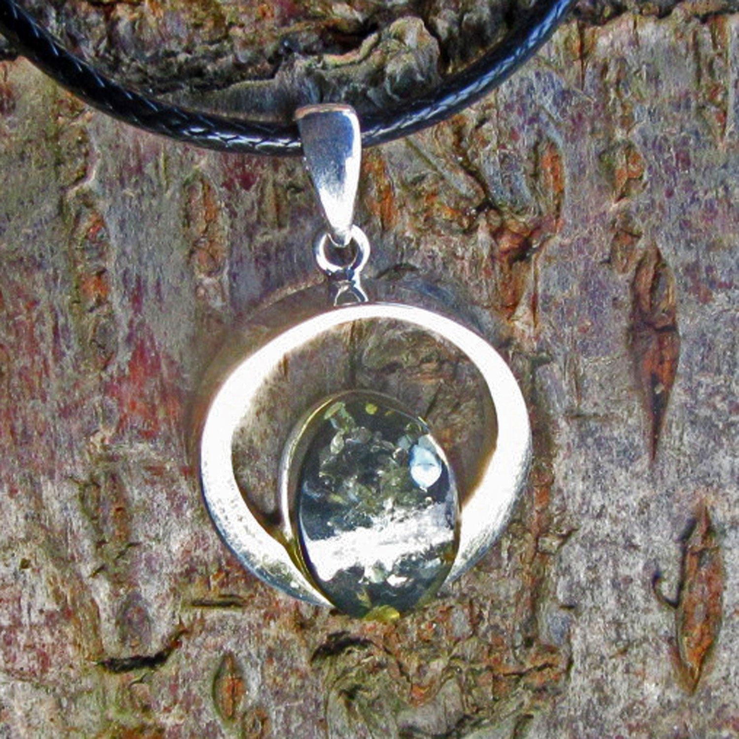 Bernstein Anhänger in Kognac und Grün, rund, Silber