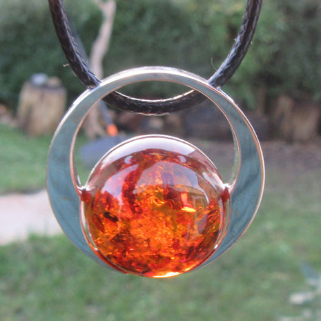 Runder Anhänger aus kognacfarbenem Bernstein und Silber