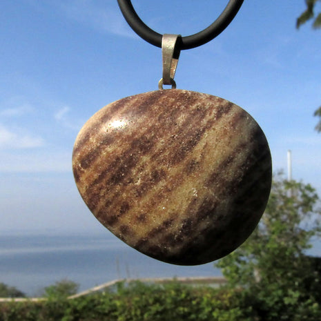 Einzelstück: Anhänger aus poliertem Sandstein