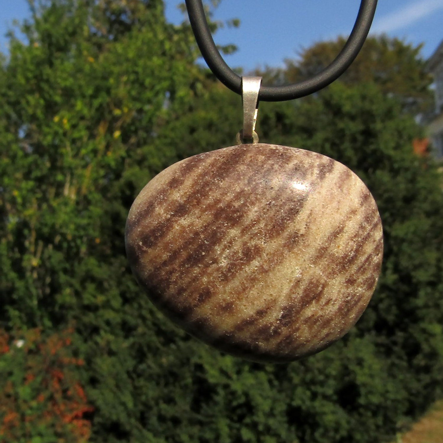 Einzelstück: Anhänger aus poliertem Sandstein