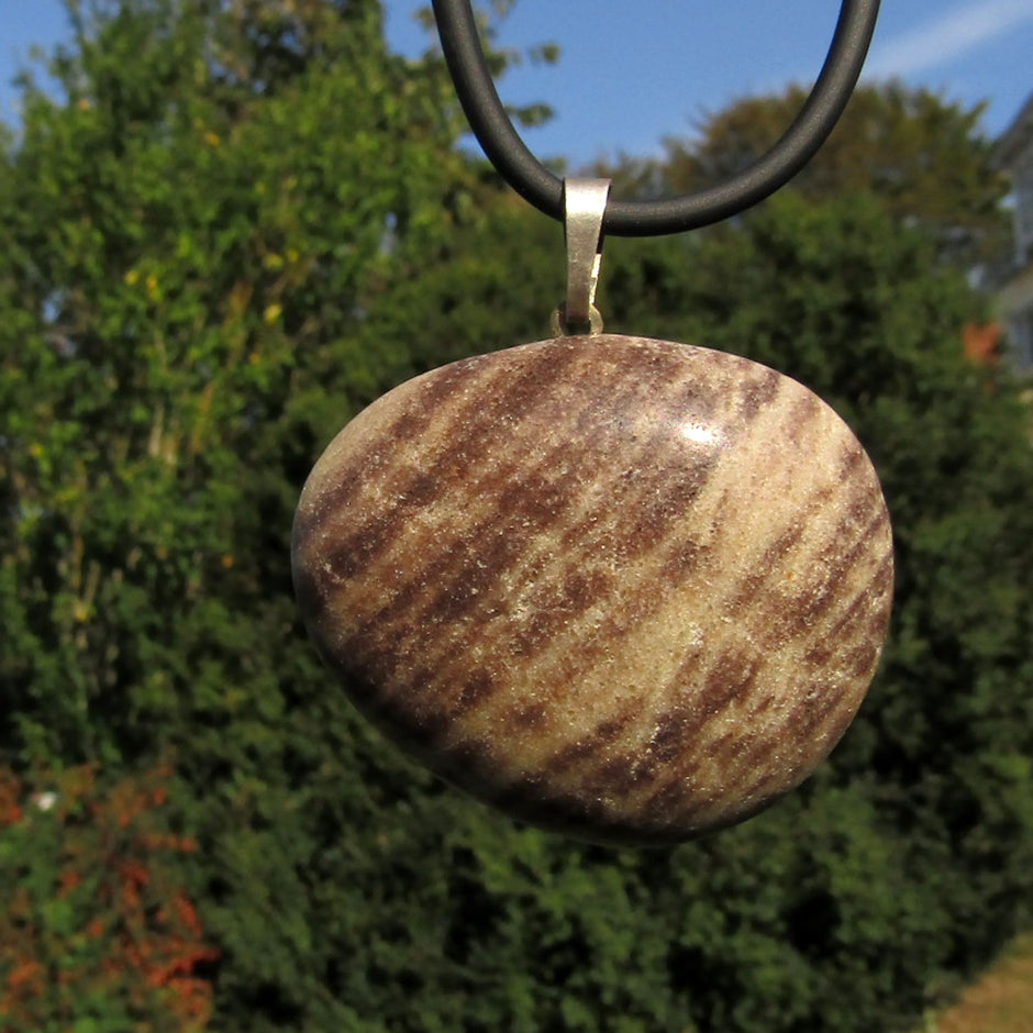 Einzelstück: Anhänger aus poliertem Sandstein