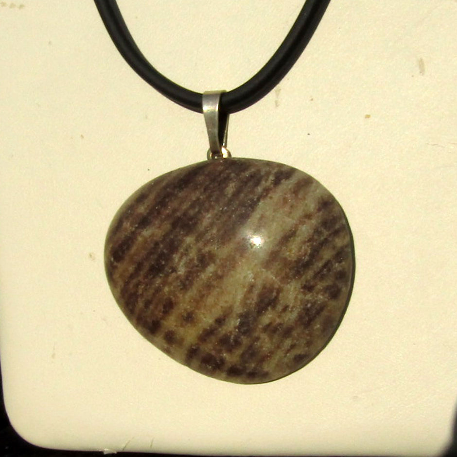 Einzelstück: Anhänger aus poliertem Sandstein