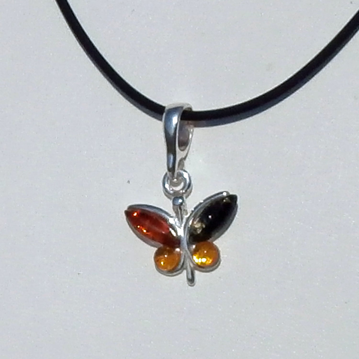 Schmetterlingsanhänger aus Silber mit Bernstein, Unikat
