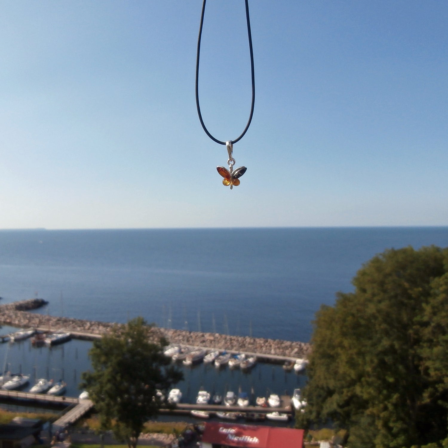 Schmetterlingsanhänger aus Silber mit Bernstein, Unikat