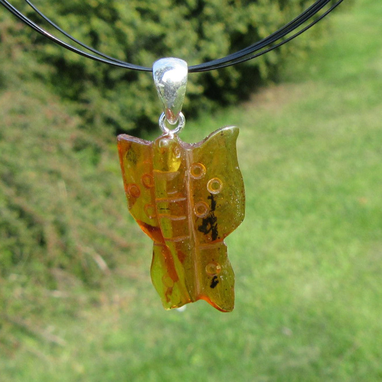 Bernstein-Anhänger als niedlicher Schmetterling