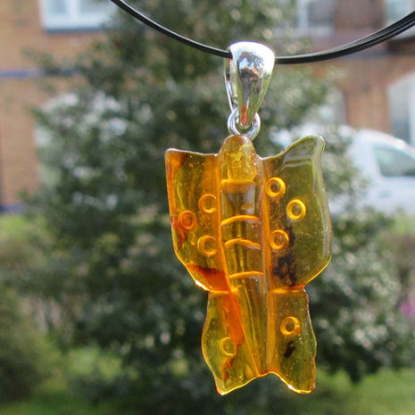 Bernstein-Anhänger als niedlicher Schmetterling