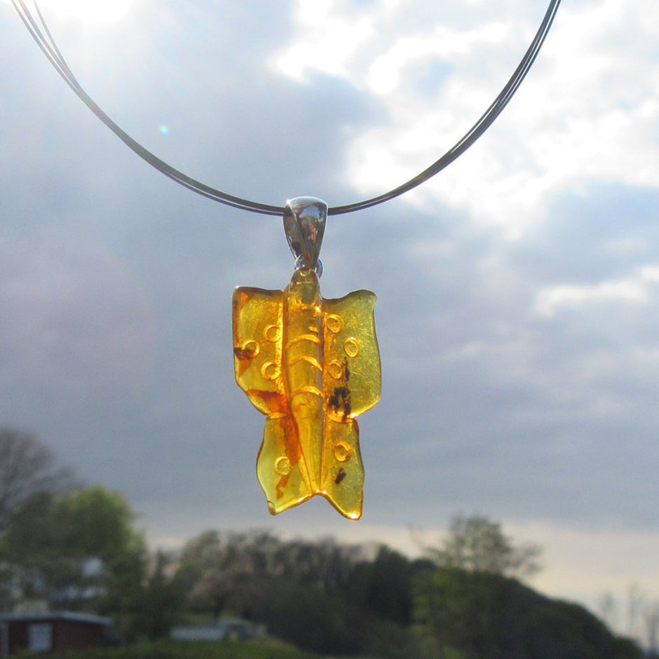 Bernstein-Anhänger als niedlicher Schmetterling