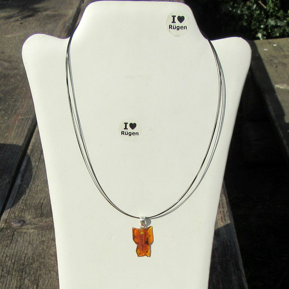 Bernstein-Anhänger als niedlicher Schmetterling