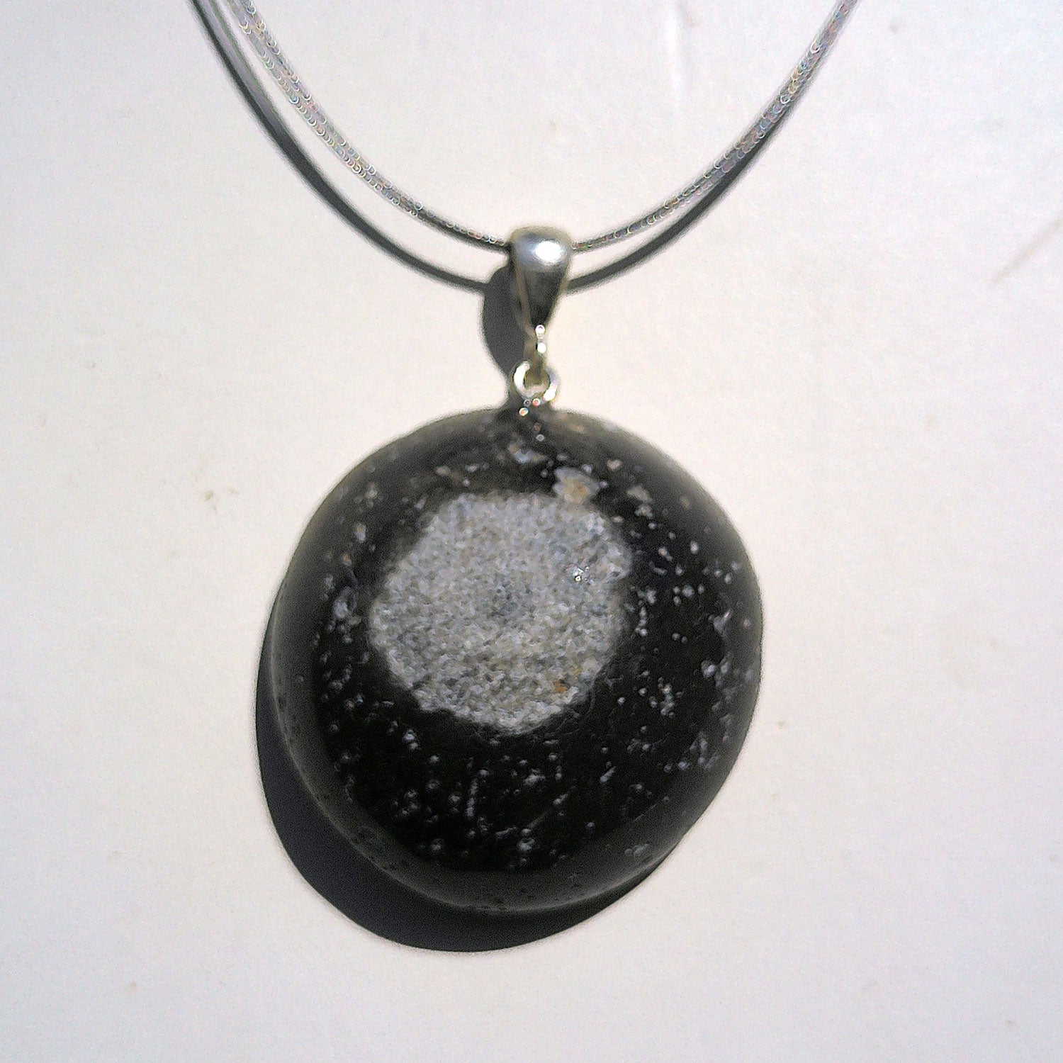 Poliertes Endstück eines Kieselschwamms aus Feuerstein