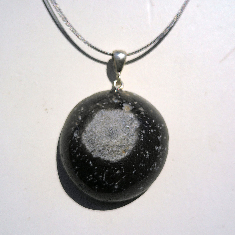 Poliertes Endstück eines Kieselschwamms aus Feuerstein