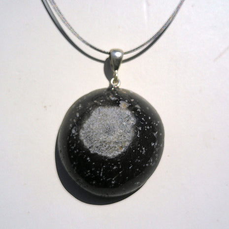 Poliertes Endstück eines Kieselschwamms aus Feuerstein