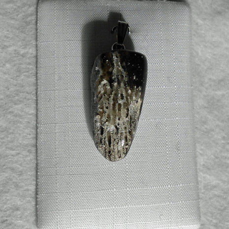 Einzelstück: Anhänger aus poliertem Kieselschwamm