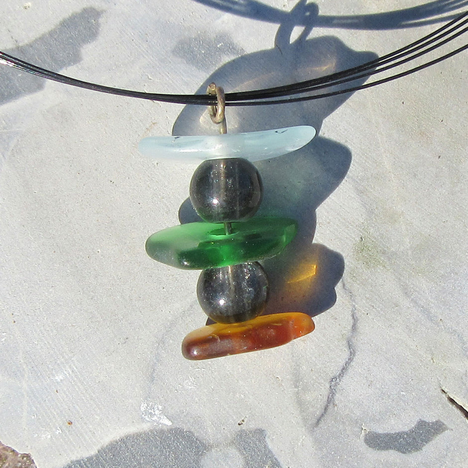 Eleganter Anhänger aus Seeglas und grauen Glasperlen