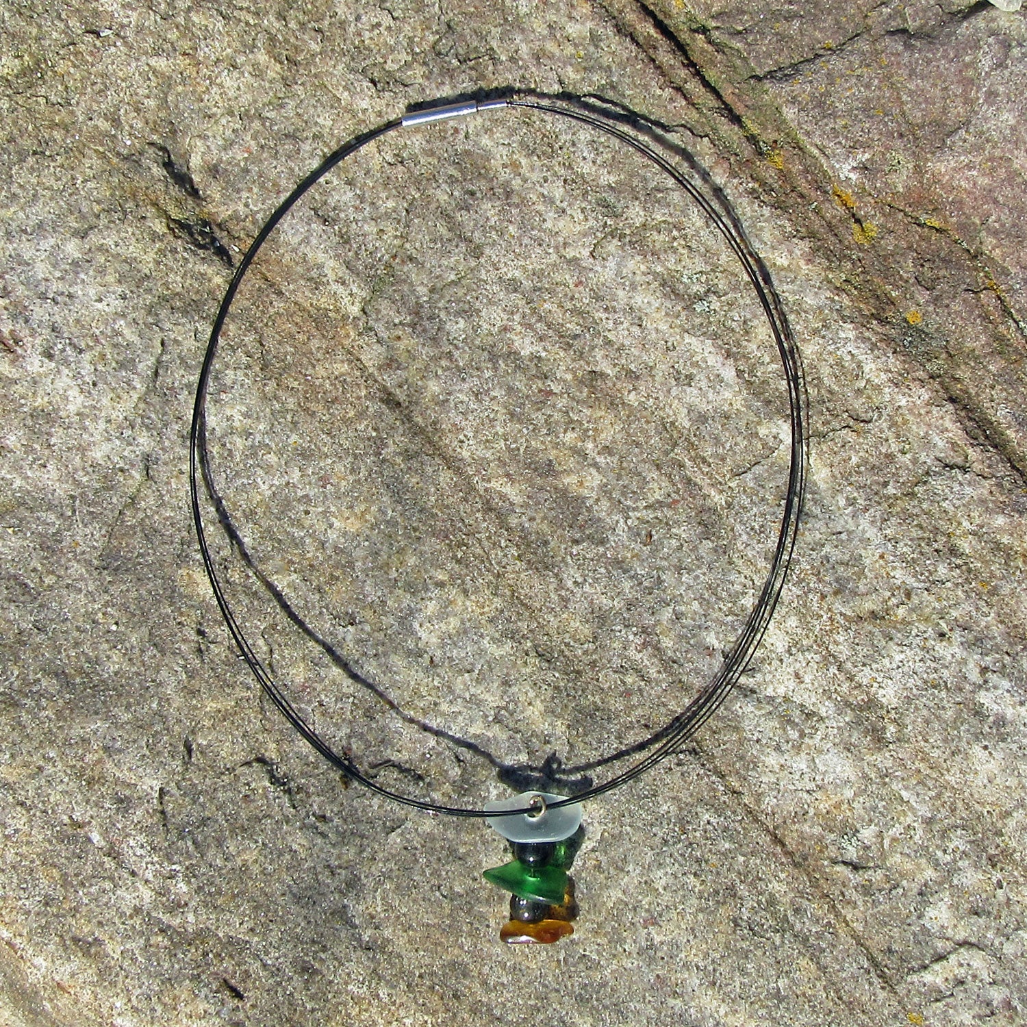 Eleganter Anhänger aus Seeglas und grauen Glasperlen