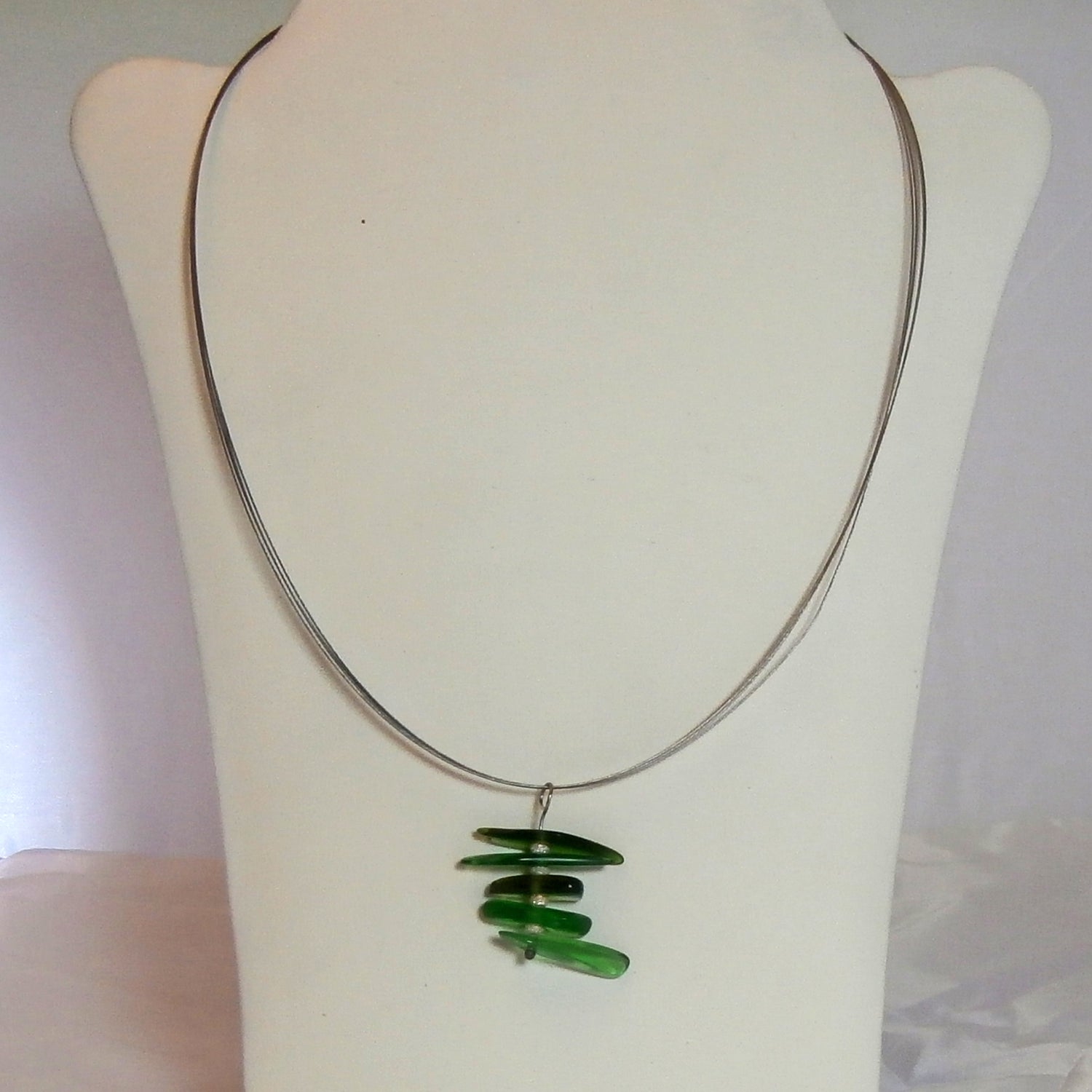 Anhänger aus grünem Seeglas mit Silberperlen, Unikat