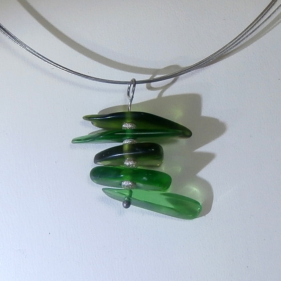 Anhänger aus grünem Seeglas mit Silberperlen, Unikat