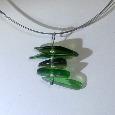 Anhänger aus grünem Seeglas mit Silberperlen, Unikat