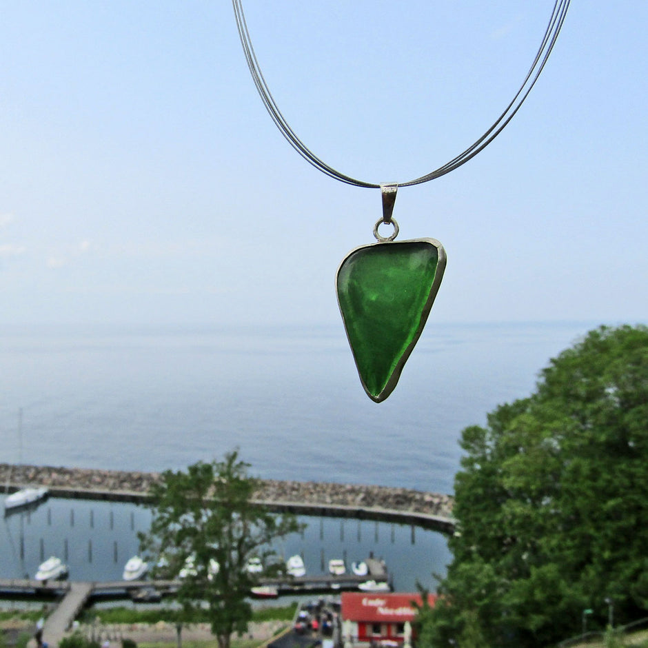 Dreieckiger Seeglas-Anhänger in Silberfassung