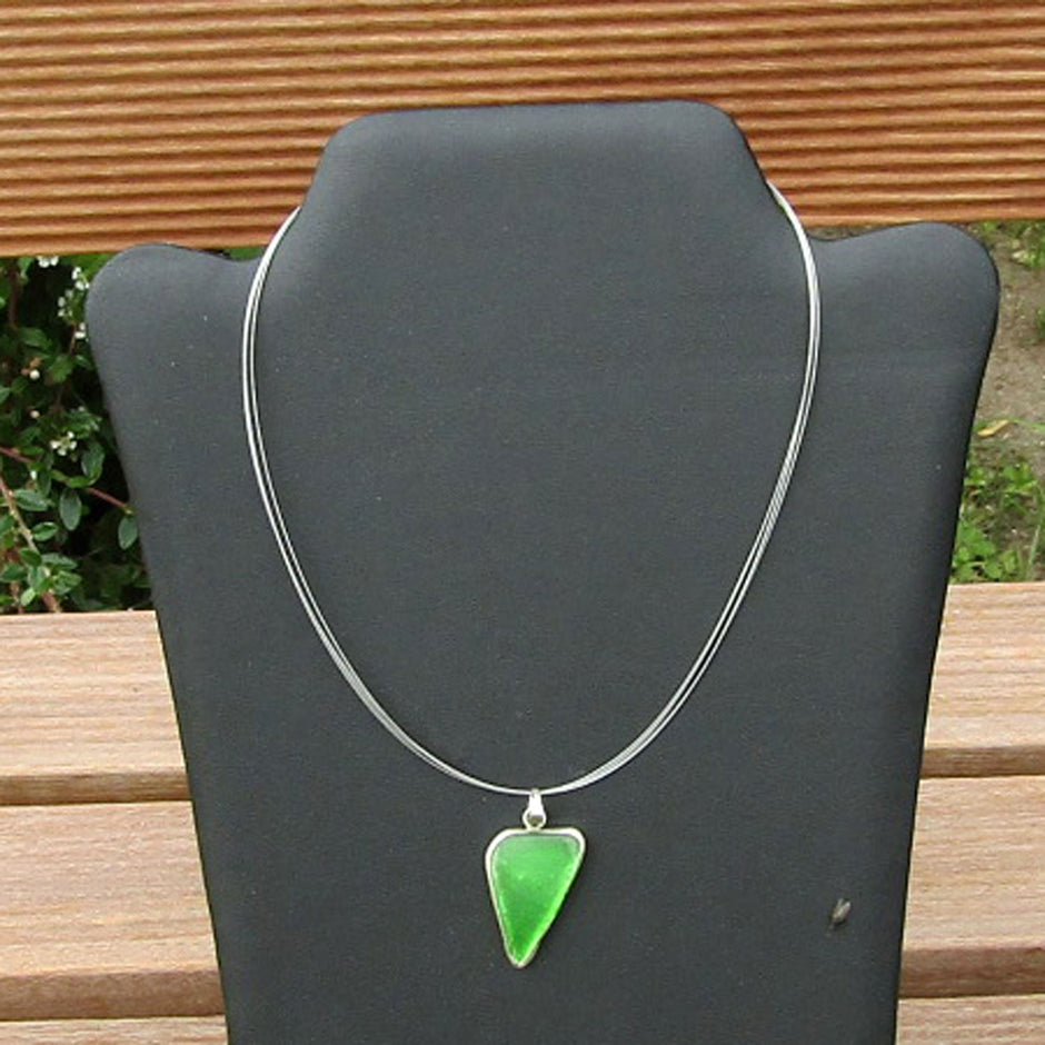 Dreieckiger Seeglas-Anhänger in Silberfassung