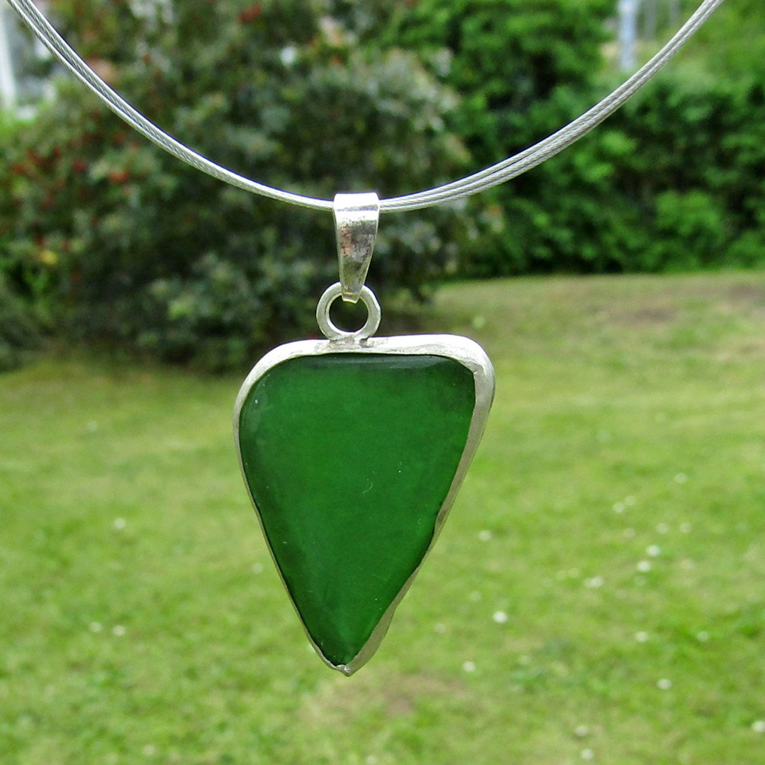 Dreieckiger Seeglas-Anhänger in Silberfassung