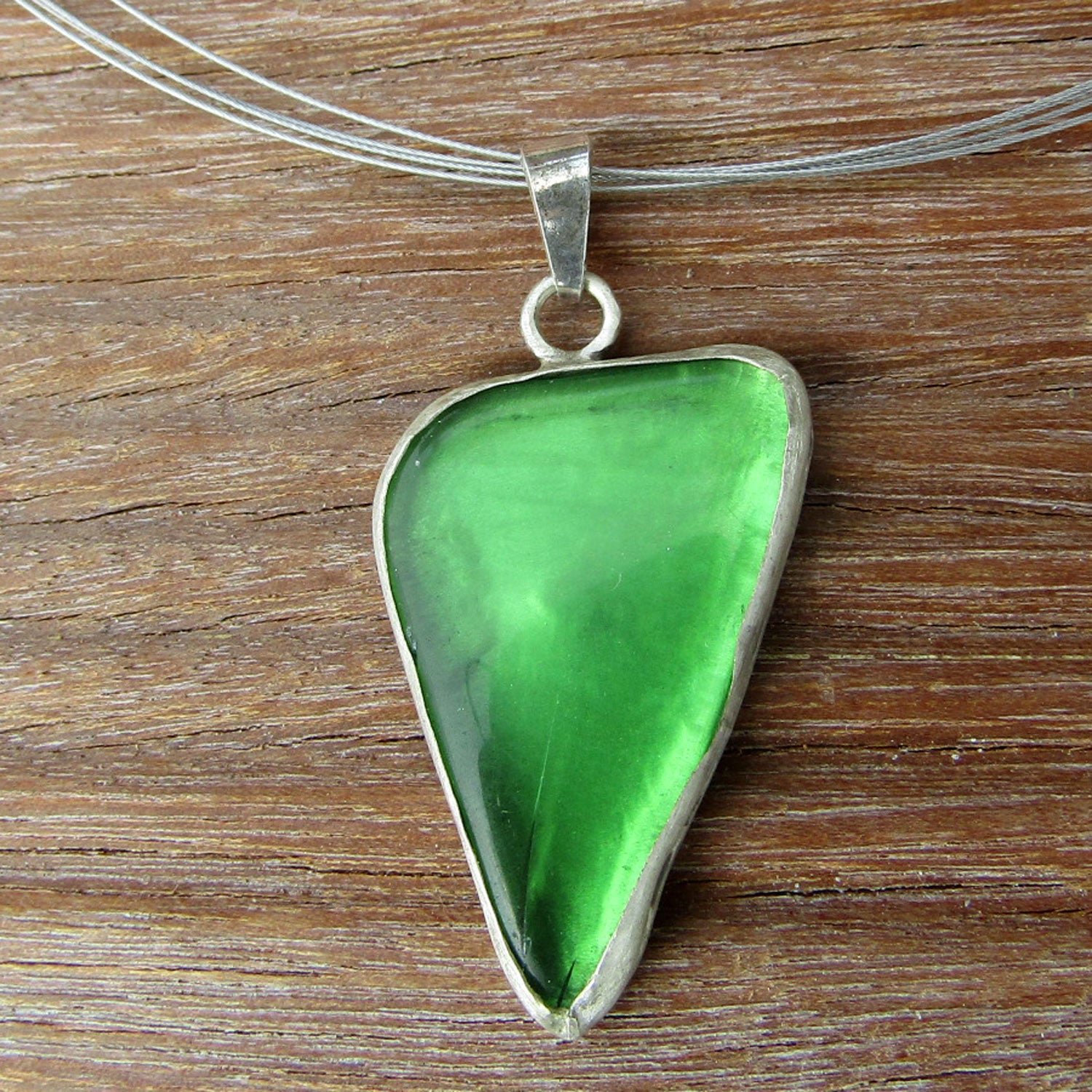 Dreieckiger Seeglas-Anhänger in Silberfassung